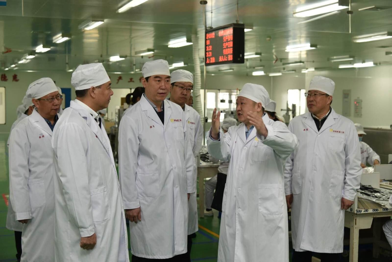 杨关林(左三）在中药企业调研.jpg