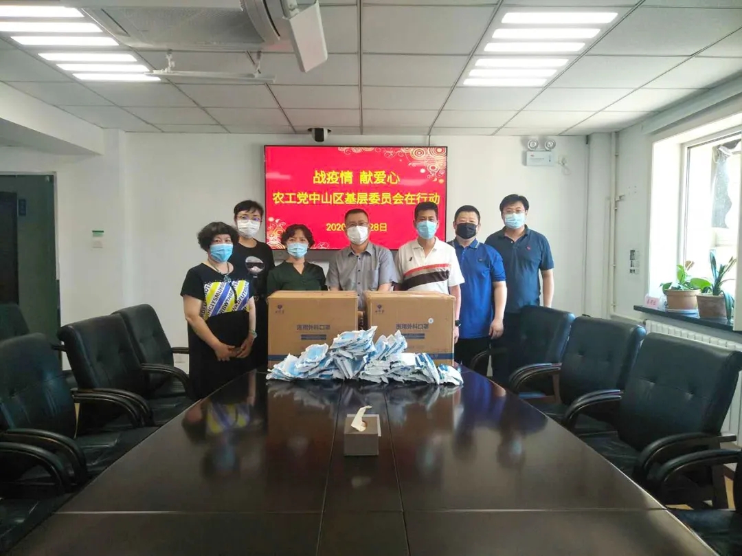 农工党党员李宇向海军广场街道捐赠一次性医用口罩4000个.jpg
