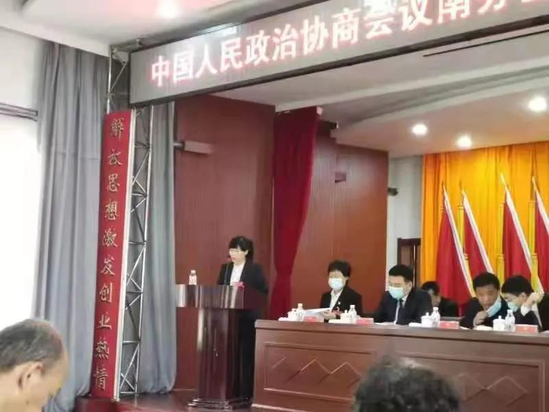 近日，本溪市各县区政协会议陆续圆满闭幕，部分农工党党员作为区政协委员，积极参加各区政协会议，认真履职尽责、建言献策。综合三支部党员尚春玲荣获政协南芬区九届委员会“优秀政协委员”荣誉称号，并代表区政协农业农村组作大会发言，题目是《利用核心景区辐射带动民宿小镇发展》。.jpg