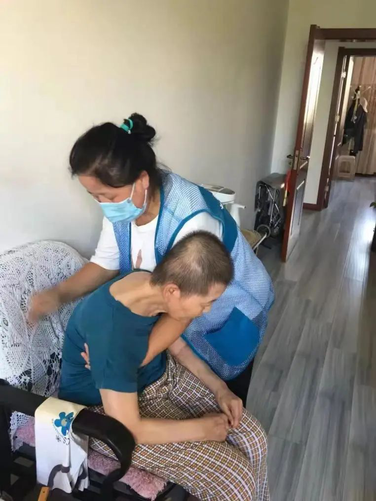 1699240337284339.png “长护险”护理员为失能老人服务2.png