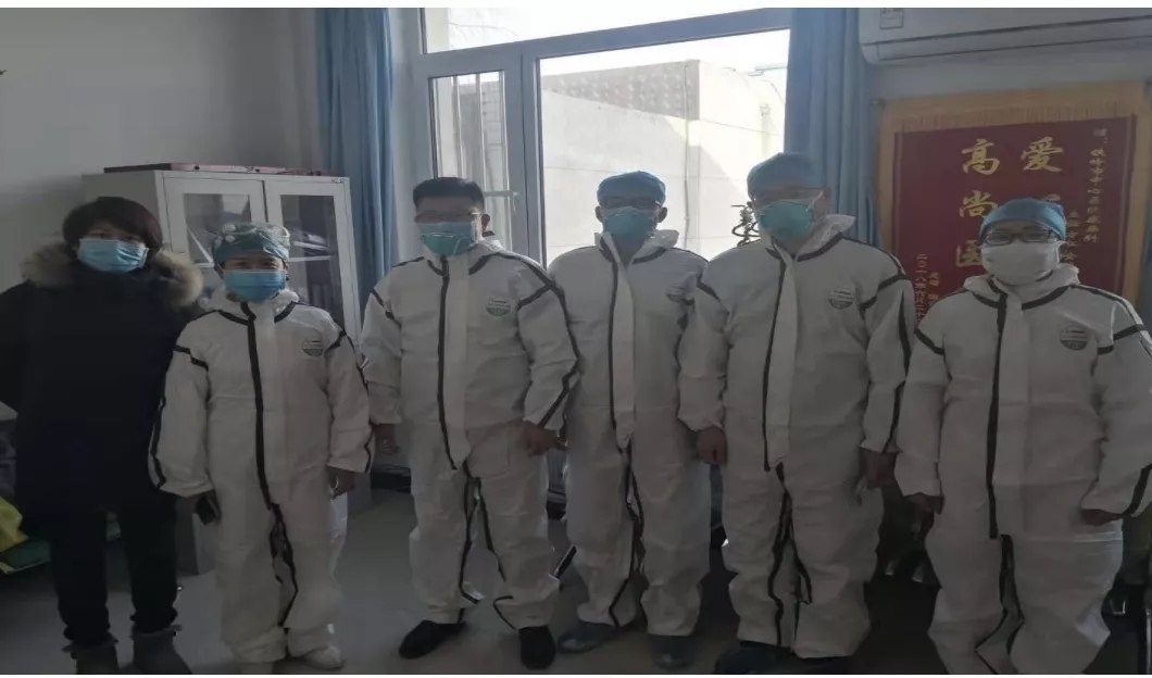 马升高（右2）在隔离病房与同事合影.jpg