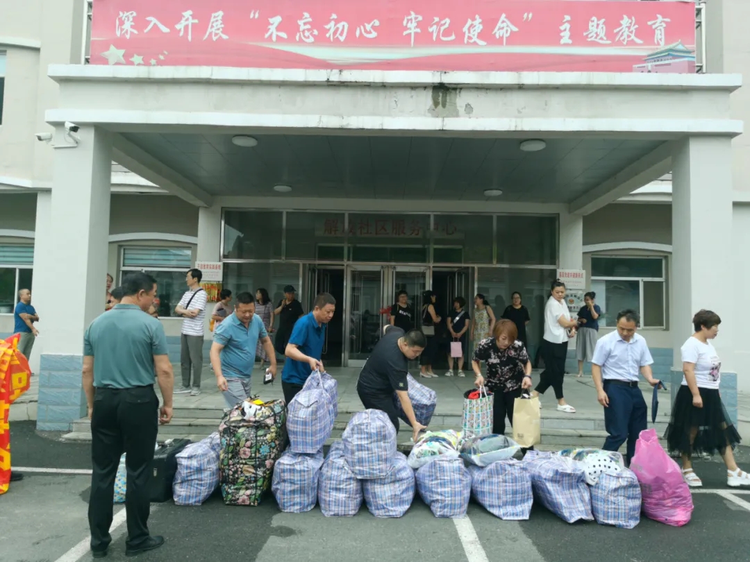 8月9号，农工党本溪市委组织党员前往南芬区解放村，开展“衣爱同行 情暖乡村”爱心捐赠衣物活动。.jpg